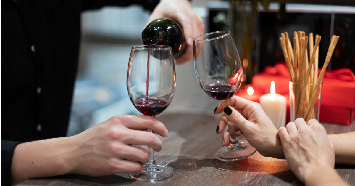 Pari kertoo arjestaan Suomessa: ”Vietämme tunnin viinilasin ääressä”.