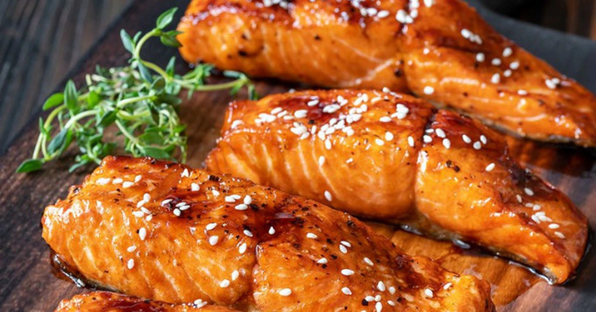 Paistettu lohi soijakastikkeella: helppo ja nopea resepti, joka sopii täydellisesti yllättämään vieraasi.