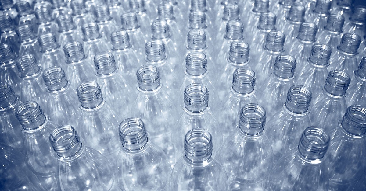 PET-pullot muuttuvat: kierrekorkin jälkeen on tulossa seuraava uutuus.