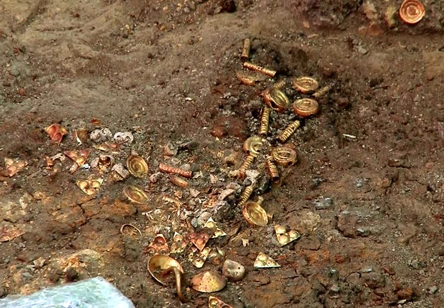 Brittiläinen opiskelija löysi 1100 vuotta vanhan keskiaikaisen kultakorun ensimmäisen kaivauksensa aikana vain 90 minuutissa.