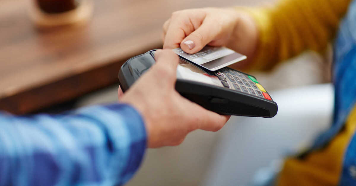 ”Se on erittäin huono idea”: miksi on parempi olla maksamatta tuotteita pankkikortilla?