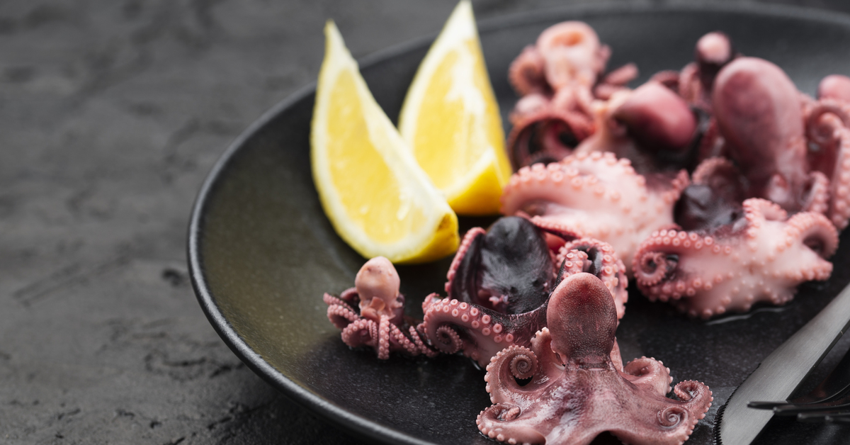 Carlos Arginano valmistaa mustekalan pannukakkuja ja tulista kastiketta, joka on erittäin maukas alkupala.