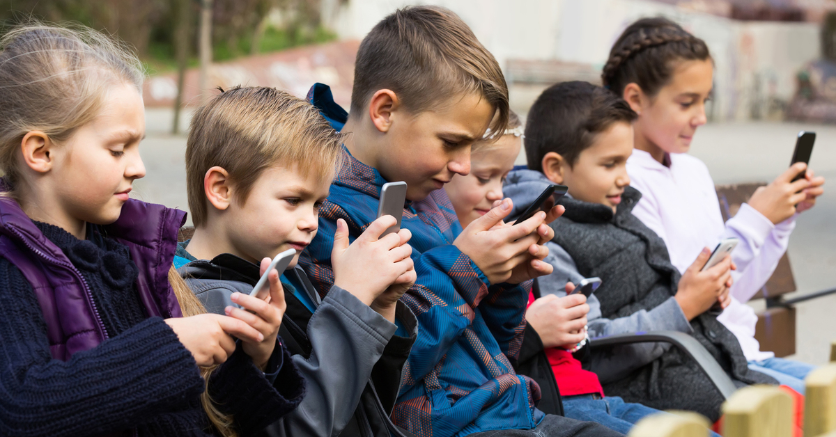 Maan senaatti hyväksyi matkapuhelimien kieltämisen kaikilla koulutustasoilla ja asetti kiellon voimaantulopäiväksi vuoden 2026.