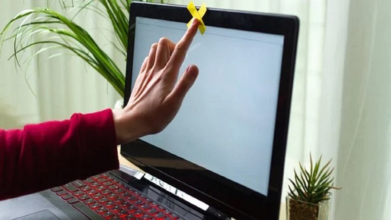 Siksi yhä useammat ihmiset alkavat peittää matkapuhelimensa kamerat teipillä.