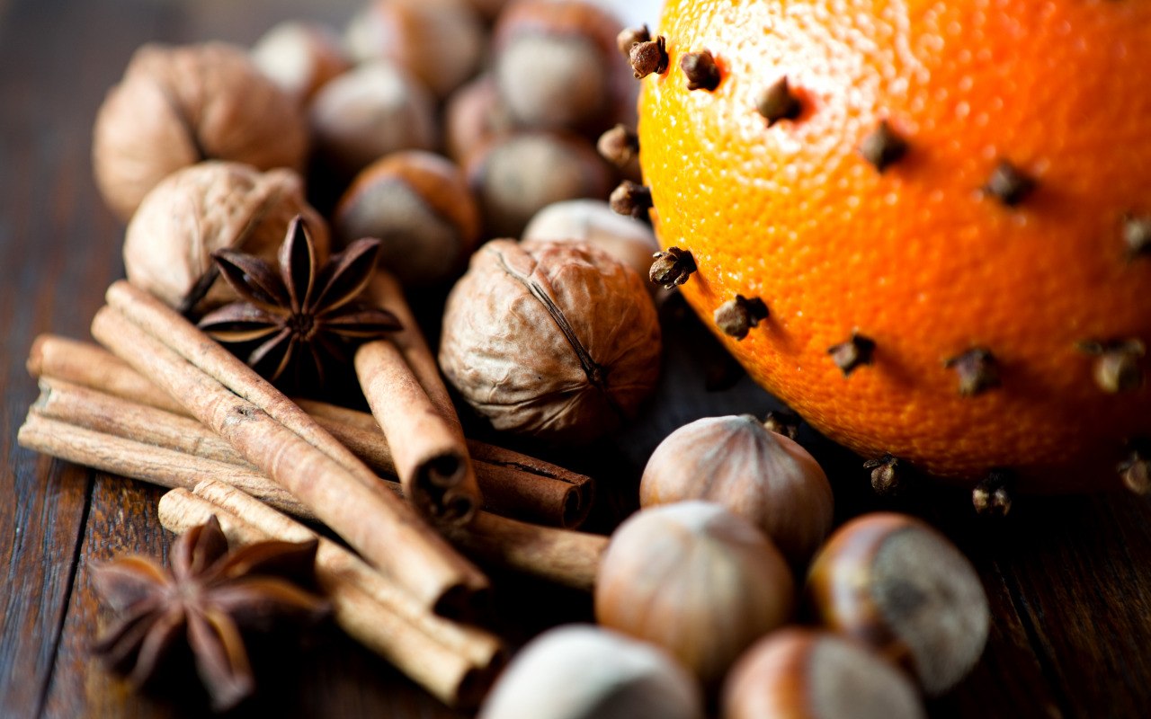 Oranssinkuorien keittäminen kanelilla kotona: miksi se on suositeltavaa ja mitä hyötyä siitä on