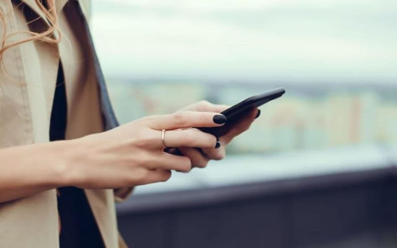 Tämä puhelin lähettää 5 minuutin välein kuvakaappauksia hallitukselle.