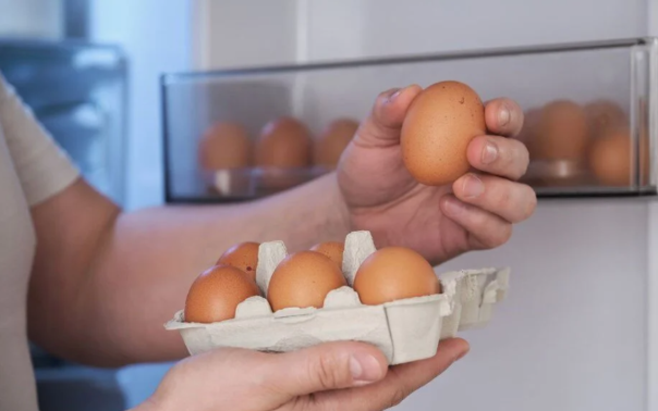 Kuinka keittää ja kuoria munat täydellisesti? Yksinkertaisia vinkkejä.