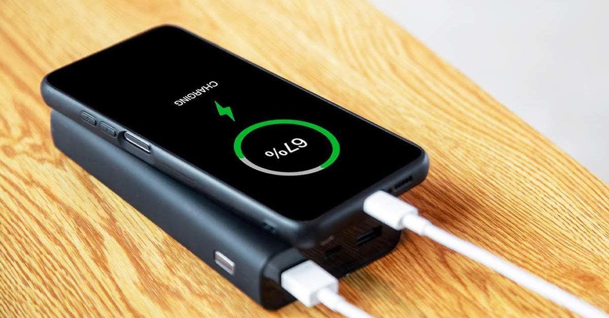 Kuinka ladata matkapuhelimen akku, jos kotona ei ole sähköä: helpoin ja turvallisin tapa