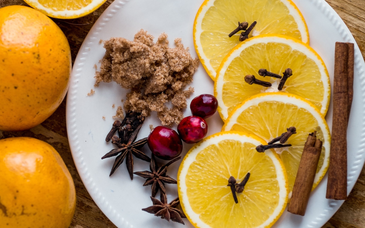Oranssinkuorien keittäminen kanelilla kotona: miksi se on suositeltavaa ja mitä hyötyä siitä on