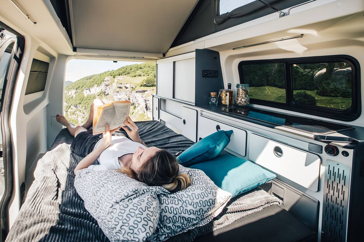 Uusi Renault-pakettiauto, jossa on sänky, pesuallas, liesi ja tilaa pitkille matkoille, on huomattavasti halvempi kuin matkailuauto ja tulee olemaan unelma niille, jotka haluavat elää tien päällä.
