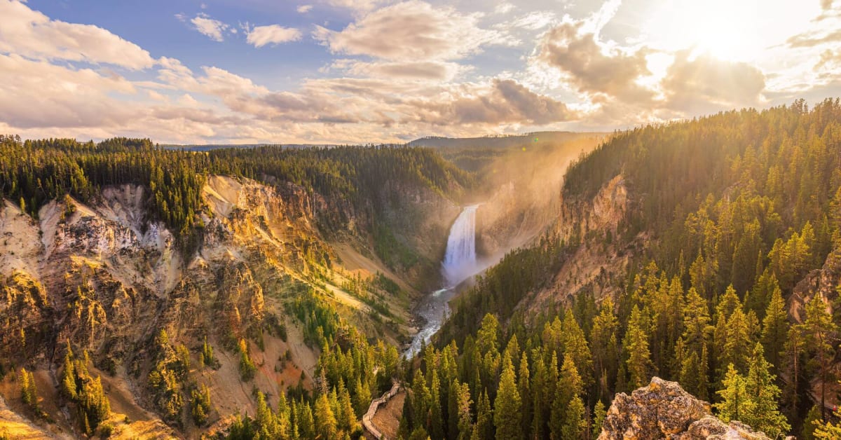 ”Etusija amerikkalaisille”: ulkomaiset turistit joutuvat maksamaan 100 dollaria lisää käydessään Yhdysvaltojen kansallispuistoissa, kuten Grand Canyonissa tai Yellowstoneissa.