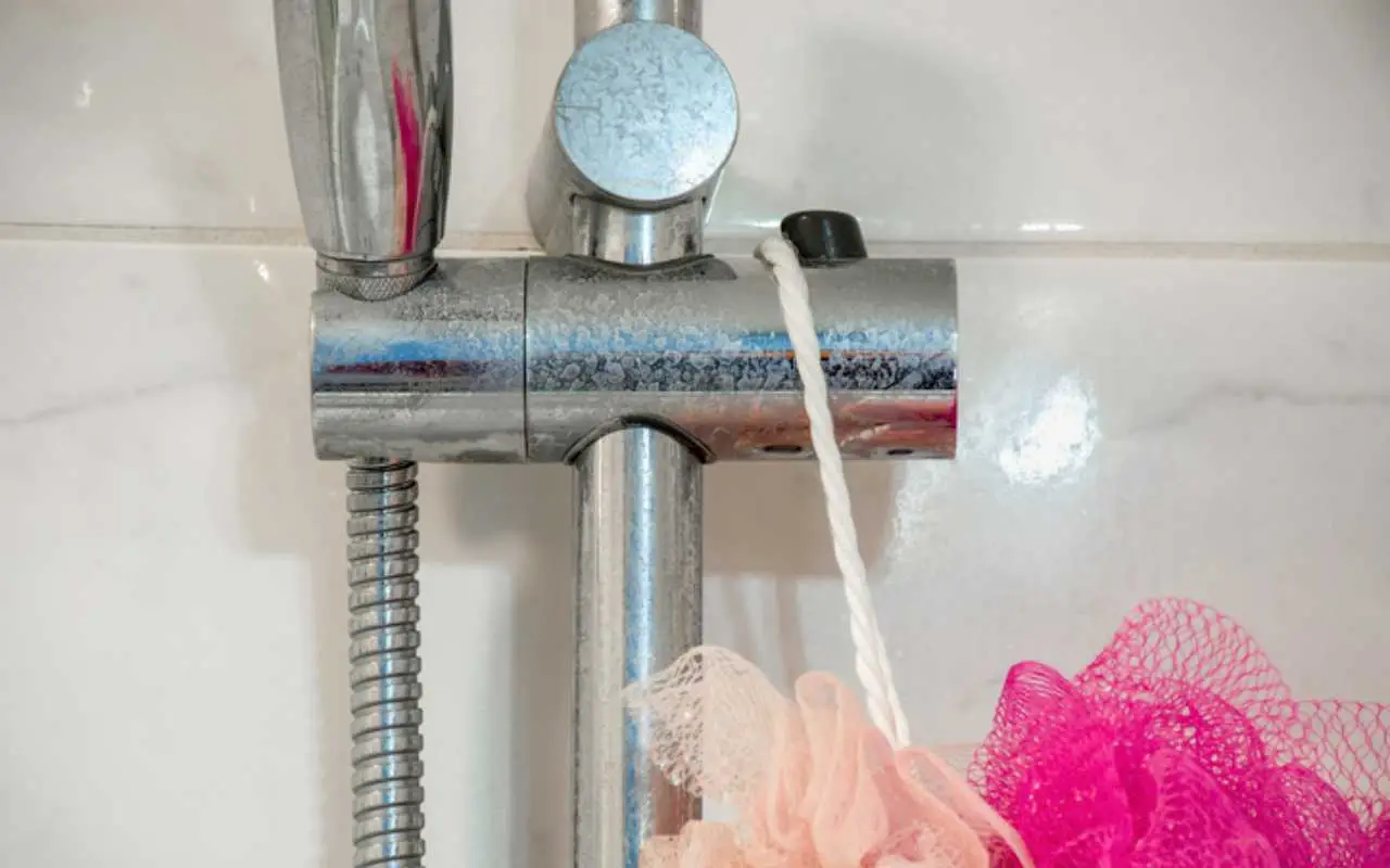 Luotettava tapa, jolla putkimiehet poistavat kalkkikiven hanista