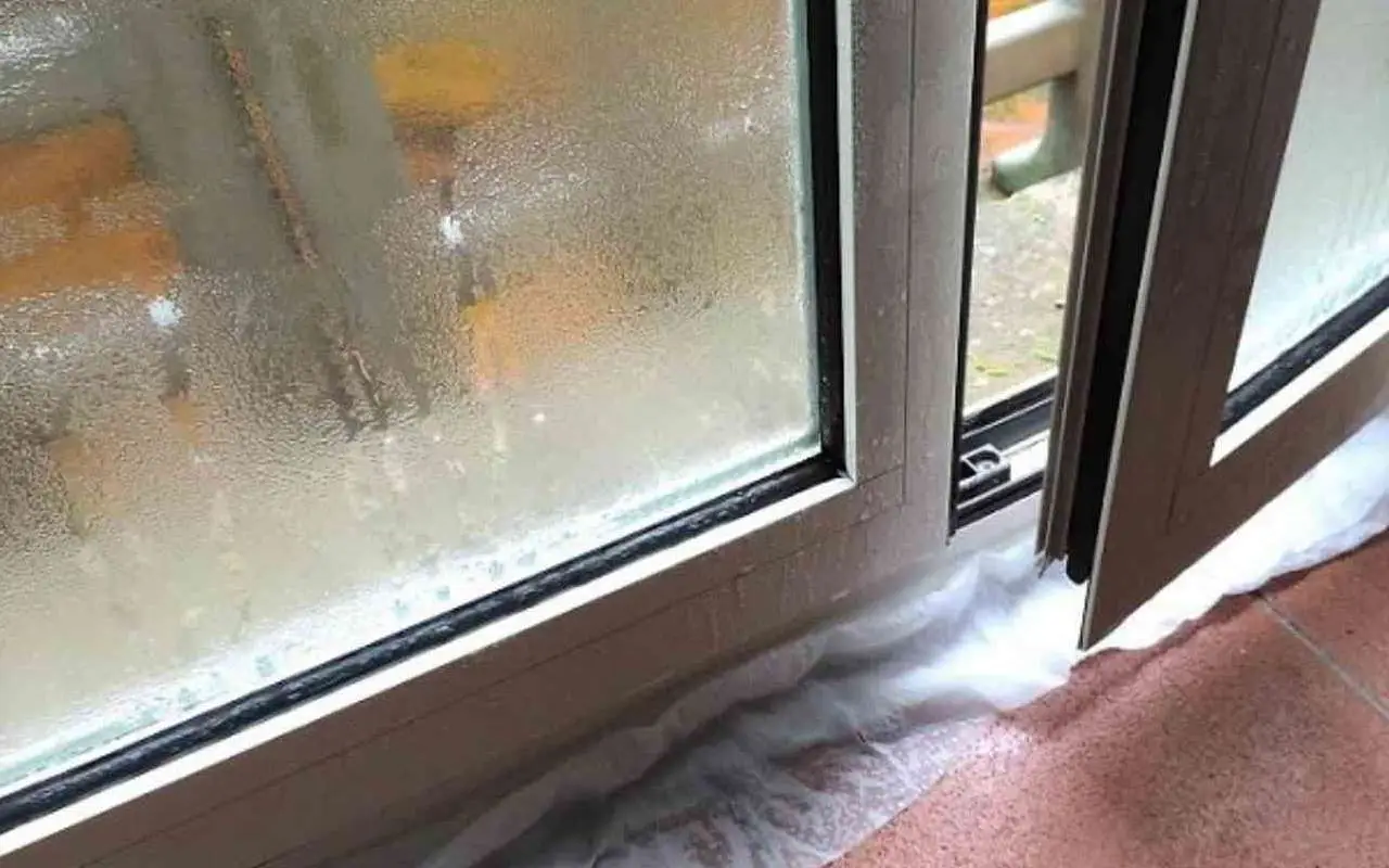 Ei tuulettimia, ei ilmankuivaajia: yksinkertainen kotitekoinen temppu, joka auttaa poistamaan kosteuden kodista.