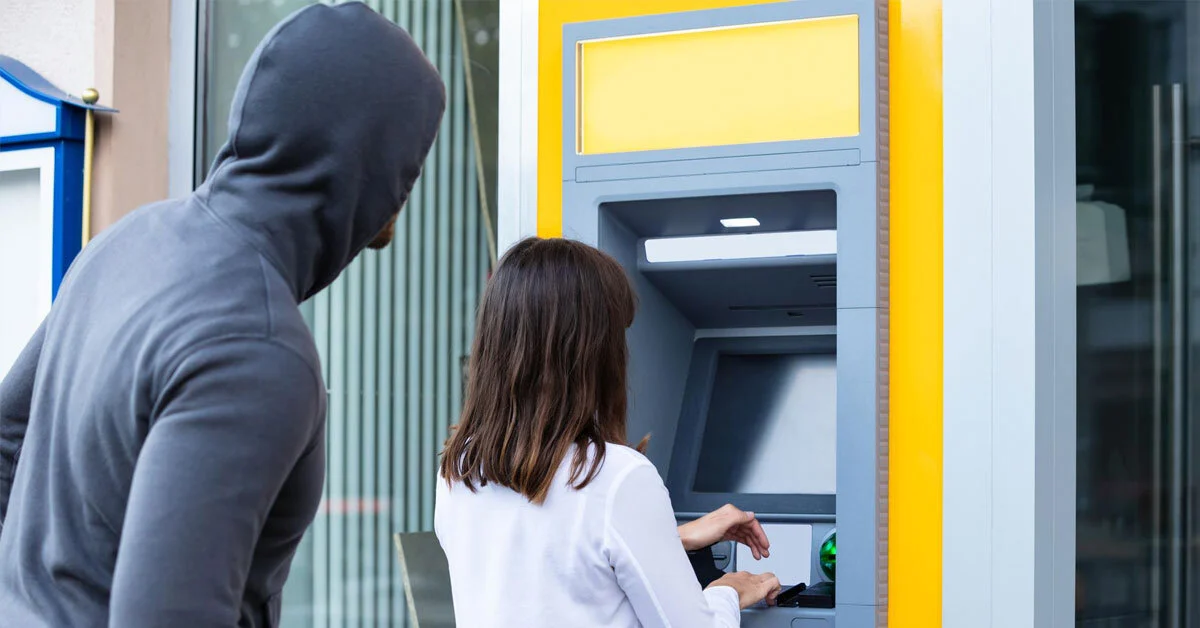 Ennen kuin poistut pankkiautomaatilta, tarkista nämä pienet yksityiskohdat, jotta et joudu ovelien huijareiden uhriksi.