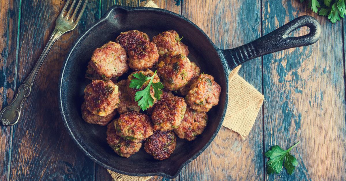 Monet eivät vieläkään tiedä tästä: resepti rapeiden lihapullien valmistamiseksi vain yhdestä ainesosasta