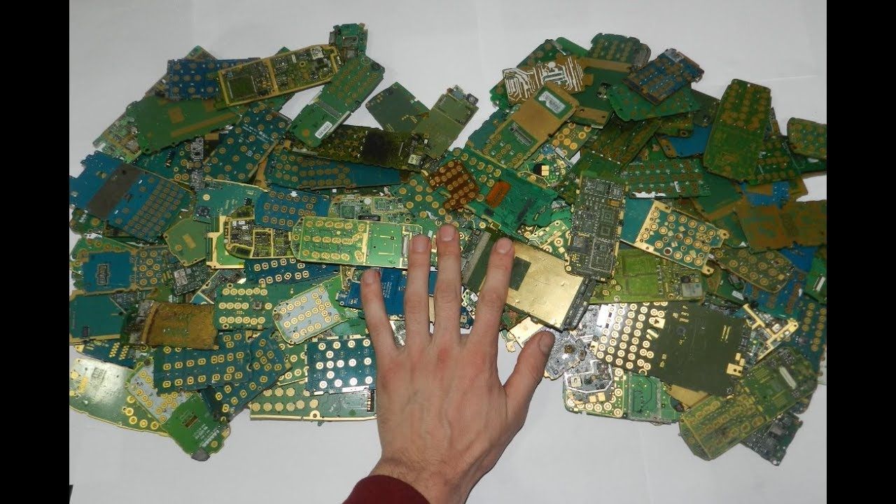 Se on roskissa ja sisältää 22 karaatin kultaa, mutta kukaan ei tiedä siitä.