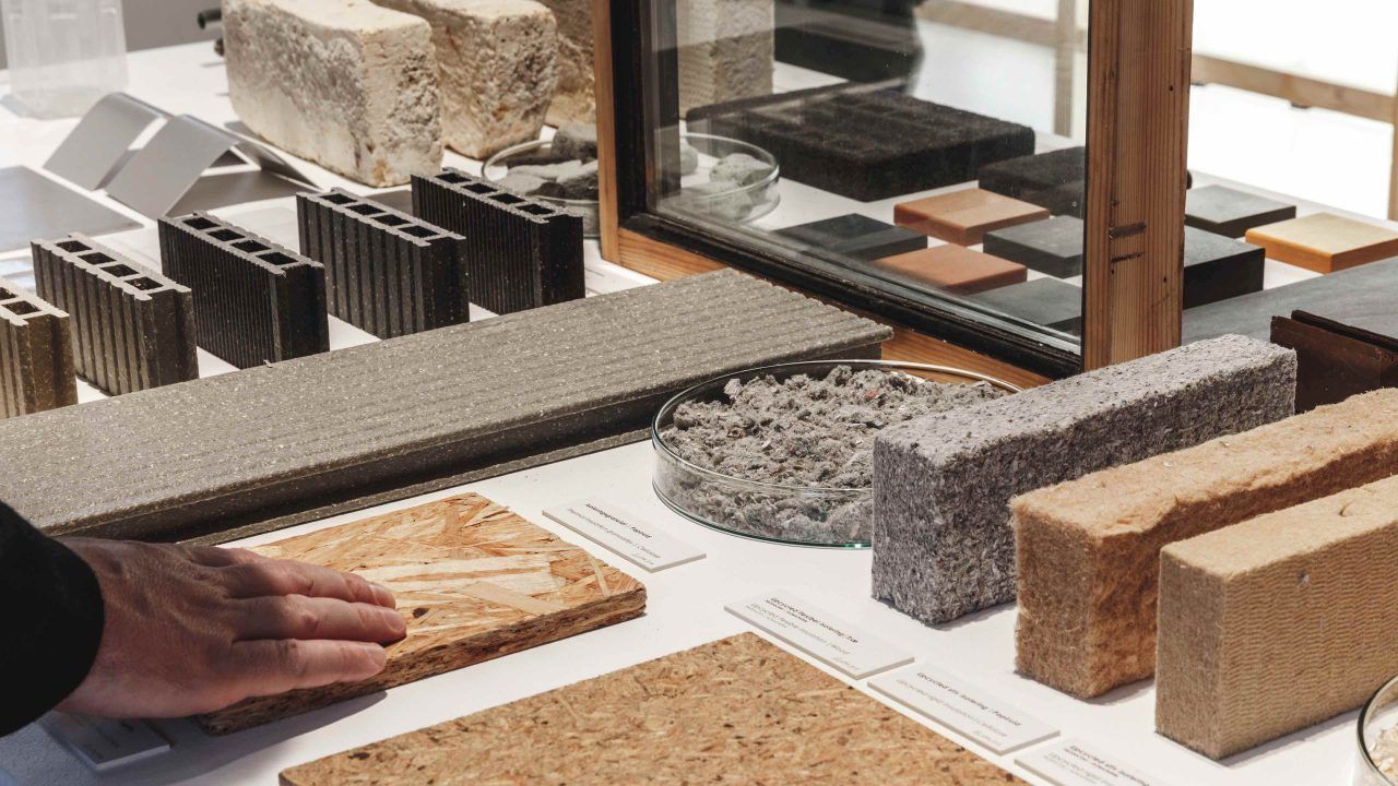 Hyvästi, sementti! Tutkijat kehittävät rakennusmateriaaleja, jotka koostuvat vain maaperästä, vedestä ja kierrätetystä pahvista.