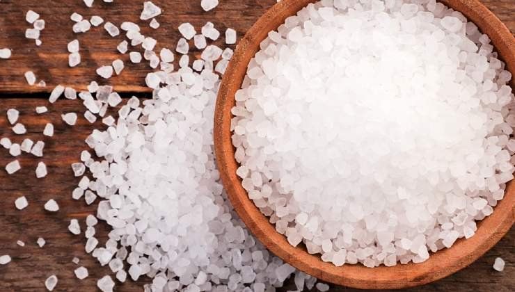 Miksi ja missä tapauksissa on järkevää laittaa karkeaa suolaa pesukoneen pesuainekomeroon?