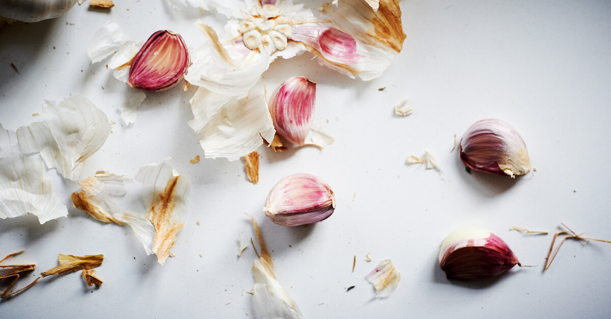 Jos sinulla on valkosipulin kuoria, sinulla on aarre: miksi ne pitäisi laittaa veteen ja mihin niitä tarvitaan?