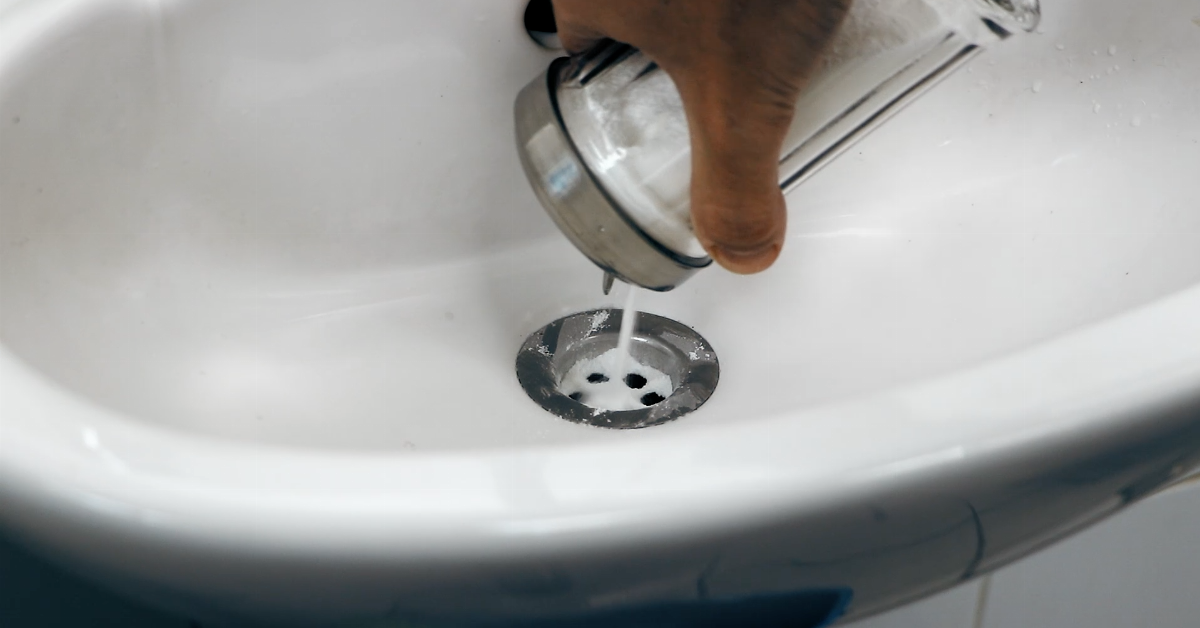 Ei etikkaa, ei ruokasoodaa. Kaada puoli lasillista viemäriin, ja se puhdistuu itsestään.