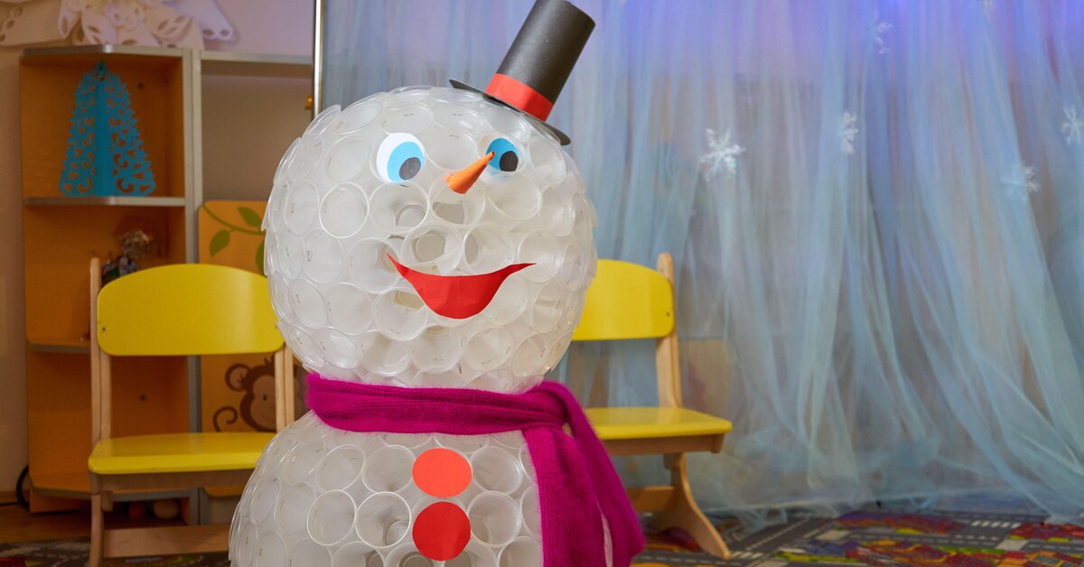 Kierrätys: säilytä kertakäyttöiset kupit ja muokkaa niistä upeita joulukoristeita.