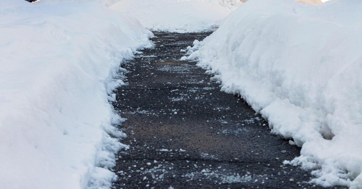 Tästä syystä talvella on suositeltavaa ripotella kahvijauhetta ajotielle.