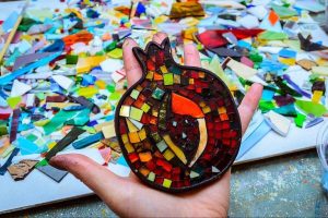 Jos sinulla on styroksialustoja, katso, miten voit kierrättää ne ja tehdä niistä kauniin mosaiikin.