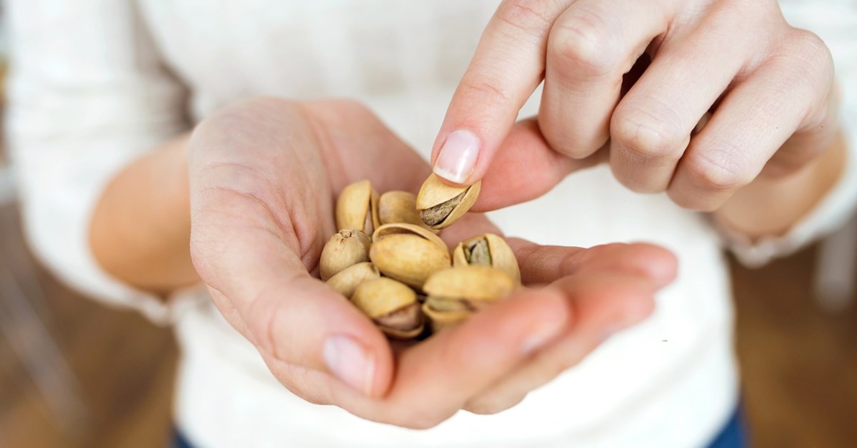 Jotkut söivät pistaasipähkinöitä usein, toiset eivät. Kolmen kuukauden kuluttua heidät testattiin.