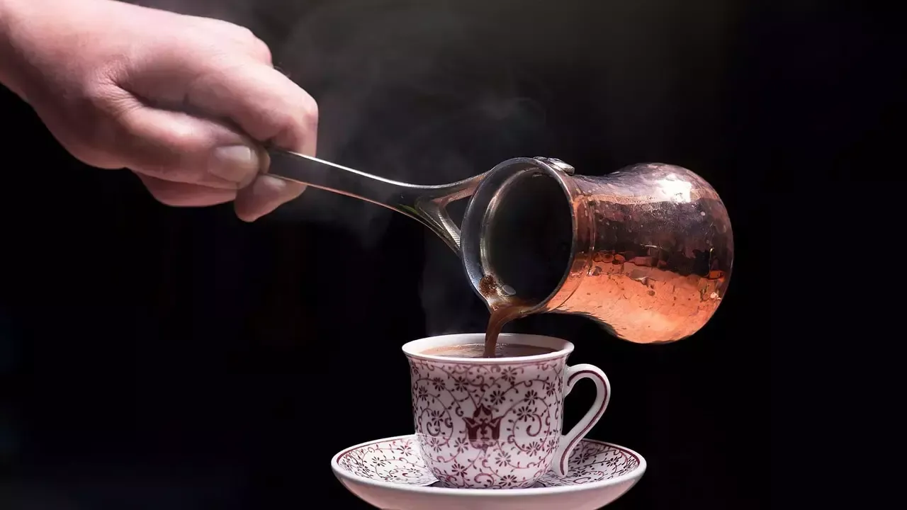 Kuppi mustaa turkkilaista kahvia ilman sokeria: selvitetään, mitä vatsassasi todella tapahtuu