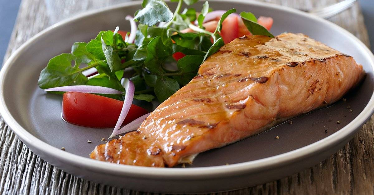 Paistettu lohi soijakastikkeella: helppo ja nopea resepti, joka sopii täydellisesti yllättämään vieraasi.