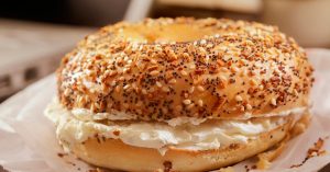 Resepti kotitekoisiin beagleihin, kuuluisisiin New Yorkin sämpylöihin, jotka voit helposti valmistaa kotona.