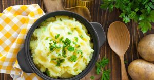 Resepti täydelliseen perunamuusiin ja 5 vaihtoehtoa, jotka nostavat sen uudelle tasolle: uunissa paistettu, munalla, ”pilvimäisellä” tekstuurilla ja muita vaihtoehtoja