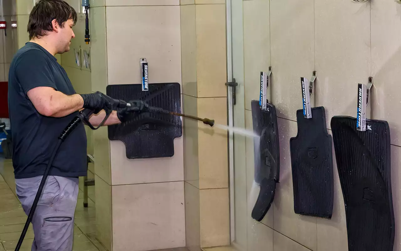 Etikan suihkuttaminen auton mattoihin: miksi se on tarpeen ja miksi sitä suositellaan