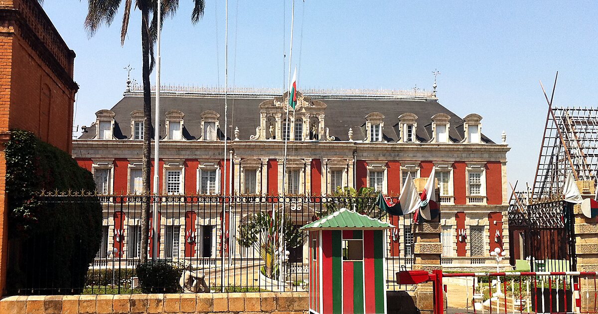 ”Kansallinen aarre”: Madagaskarin presidentin palatsista löydetty 300 kg painava smaragdi