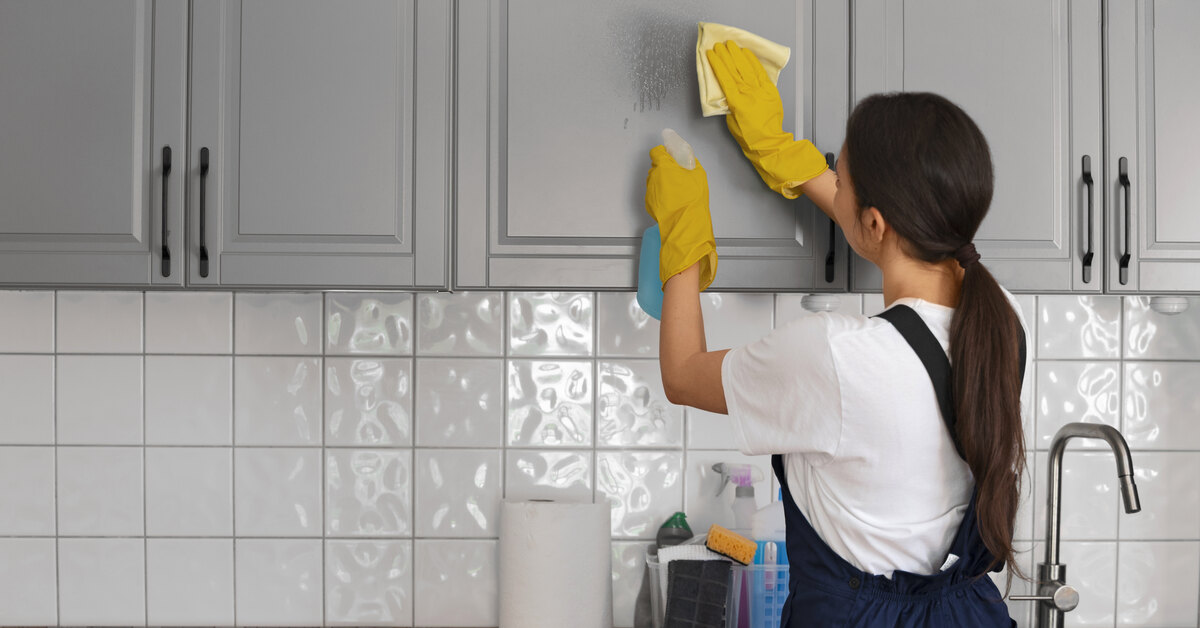 Suomalainen siivousasiantuntija: ”Astianpesukoneen tabletit ovat todellinen pelastus kaiken siivoukseen: liesituulettimesta moppiin.”