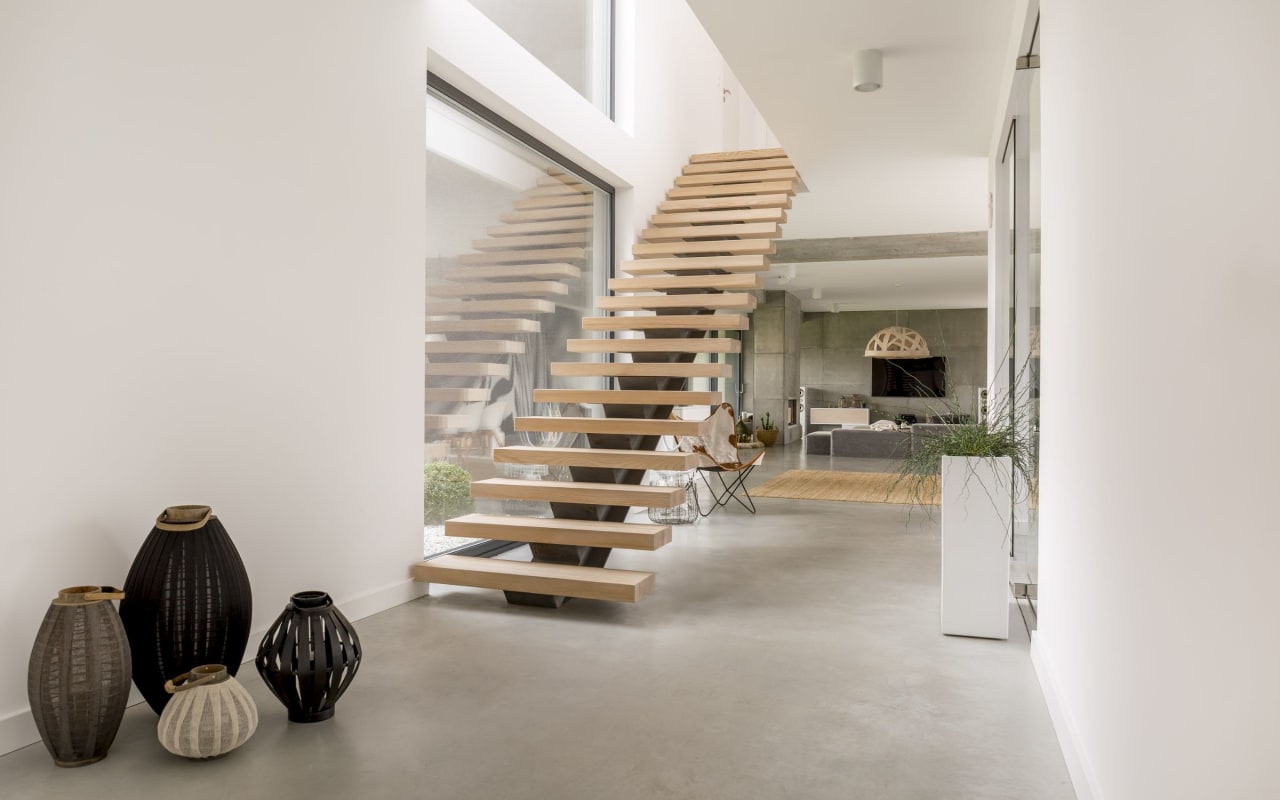 Ei kelluva eikä keraaminen: mikä materiaali on trendikäs vuonna 2025 kotisi lattian remontointiin