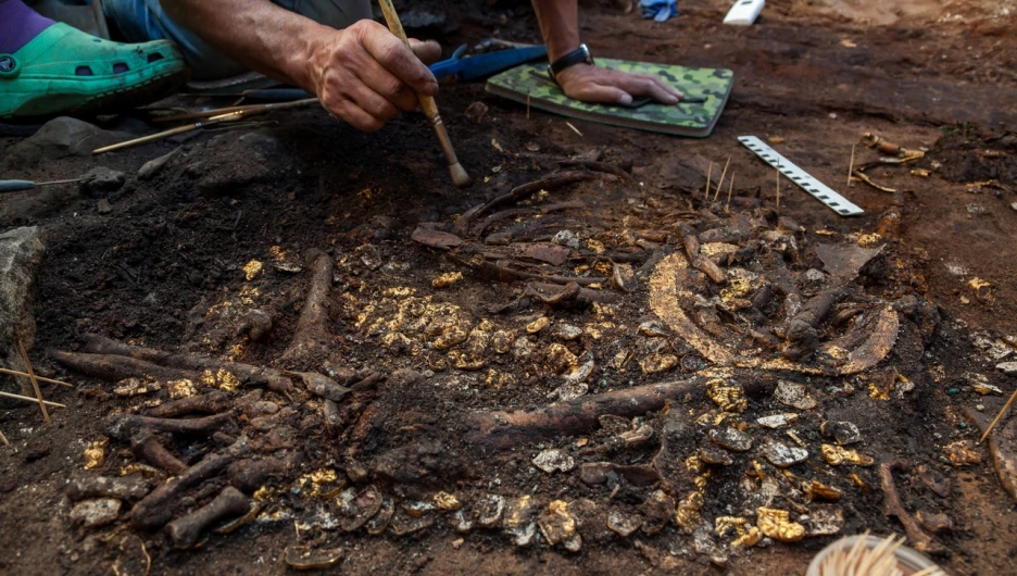Arkeologit ovat löytäneet ylellisen haudan, joka sisältää kultaisia koruja ja salaperäisiä sinettejä.