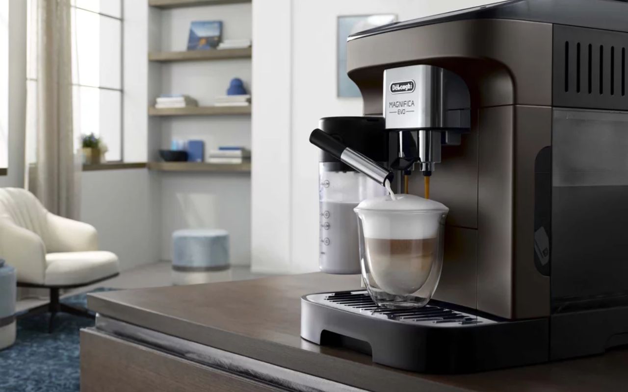 Amazon on tehnyt suuren vaikutuksen tarjoamalla ainutlaatuisen tarjouksen Delonghi-kahvinkeittimestä.