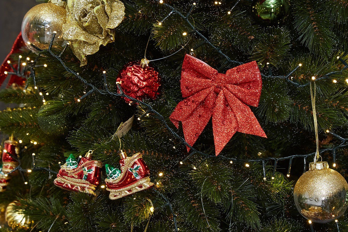 Hyvästi, perinteinen tähti: tyylikkäin trendi joulukuusen koristelussa vuonna 2025