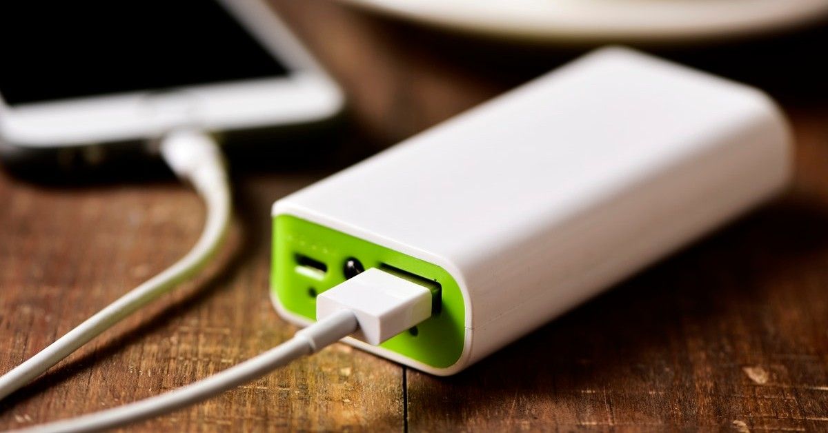 Kuinka ladata matkapuhelimen akku, jos kotona ei ole sähköä: helpoin ja turvallisin tapa