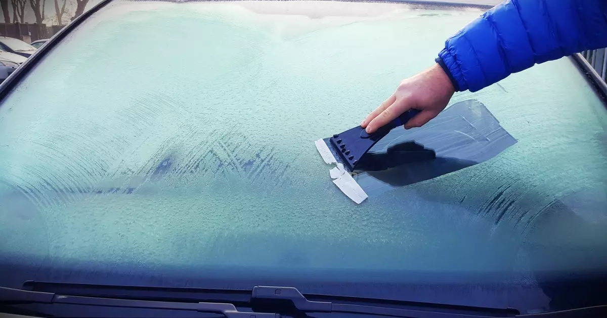 Kotitalouskeinot autojen ikkunoiden jäätymisen estämiseen. Tarvittavat ainekset löytyvät keittiöstäsi.