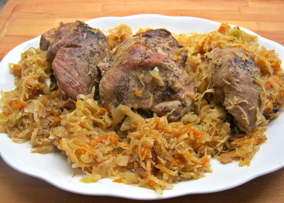 Siankaula, paistettu hapankaalissa – lämmittävä syksyinen illallinen