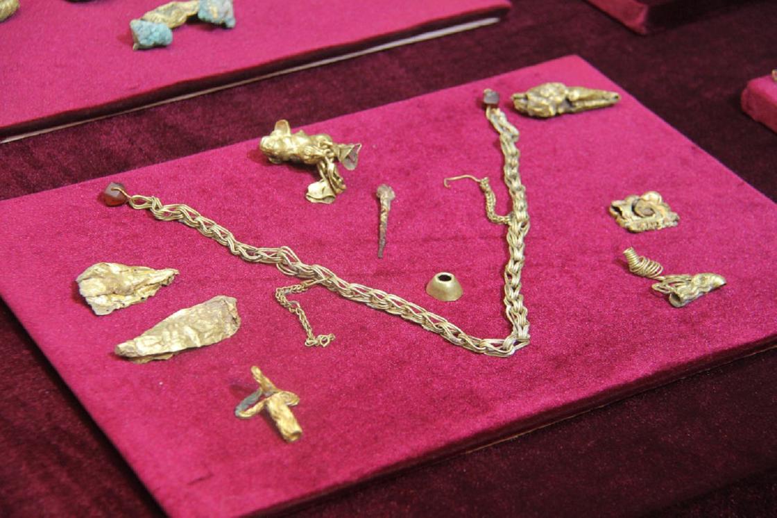 Arkeologit ovat löytäneet ylellisen haudan, joka sisältää kultaisia koruja ja salaperäisiä sinettejä.