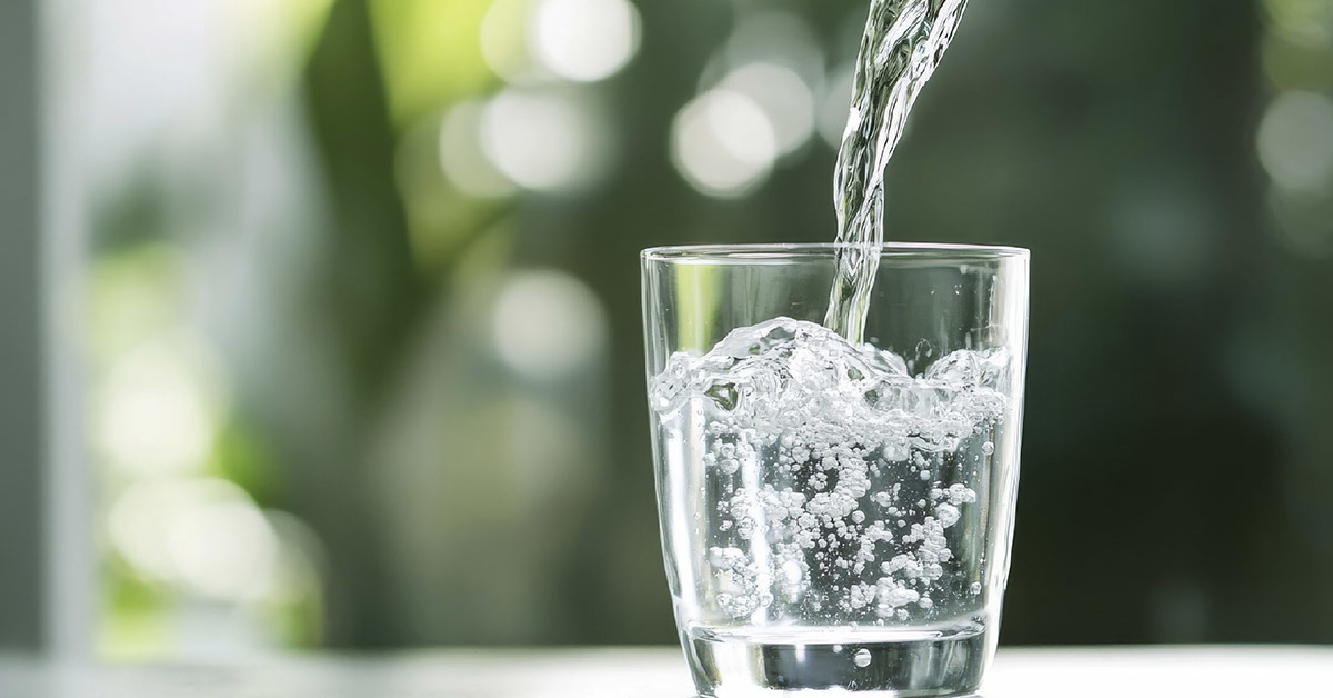 Kivennäisvesi vai hiilihapotonta vettä? Asiantuntijat selittävät, mikä vesi on parempi ja kenelle.