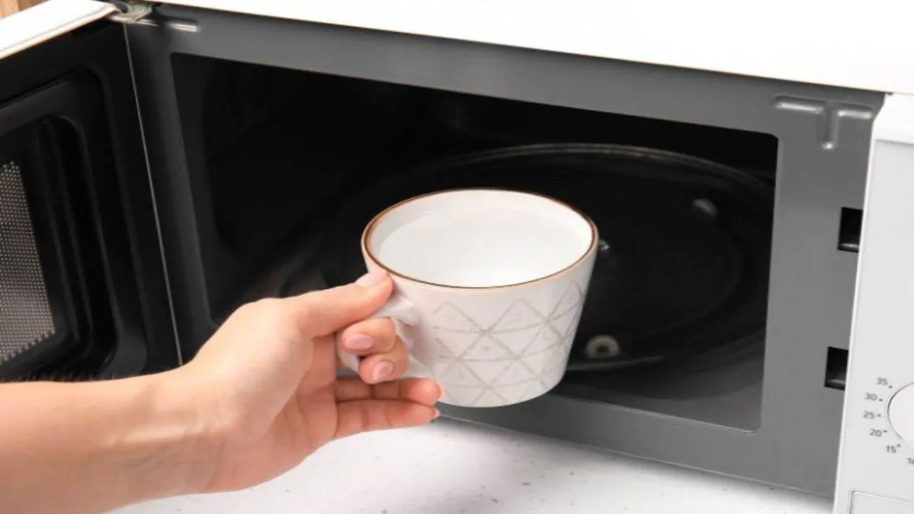 Kannattaako vettä keittää mikroaaltouunissa? Asiantuntijat selittivät tämän, kun ihmiset alkoivat epäillä, toimiiko se ollenkaan.