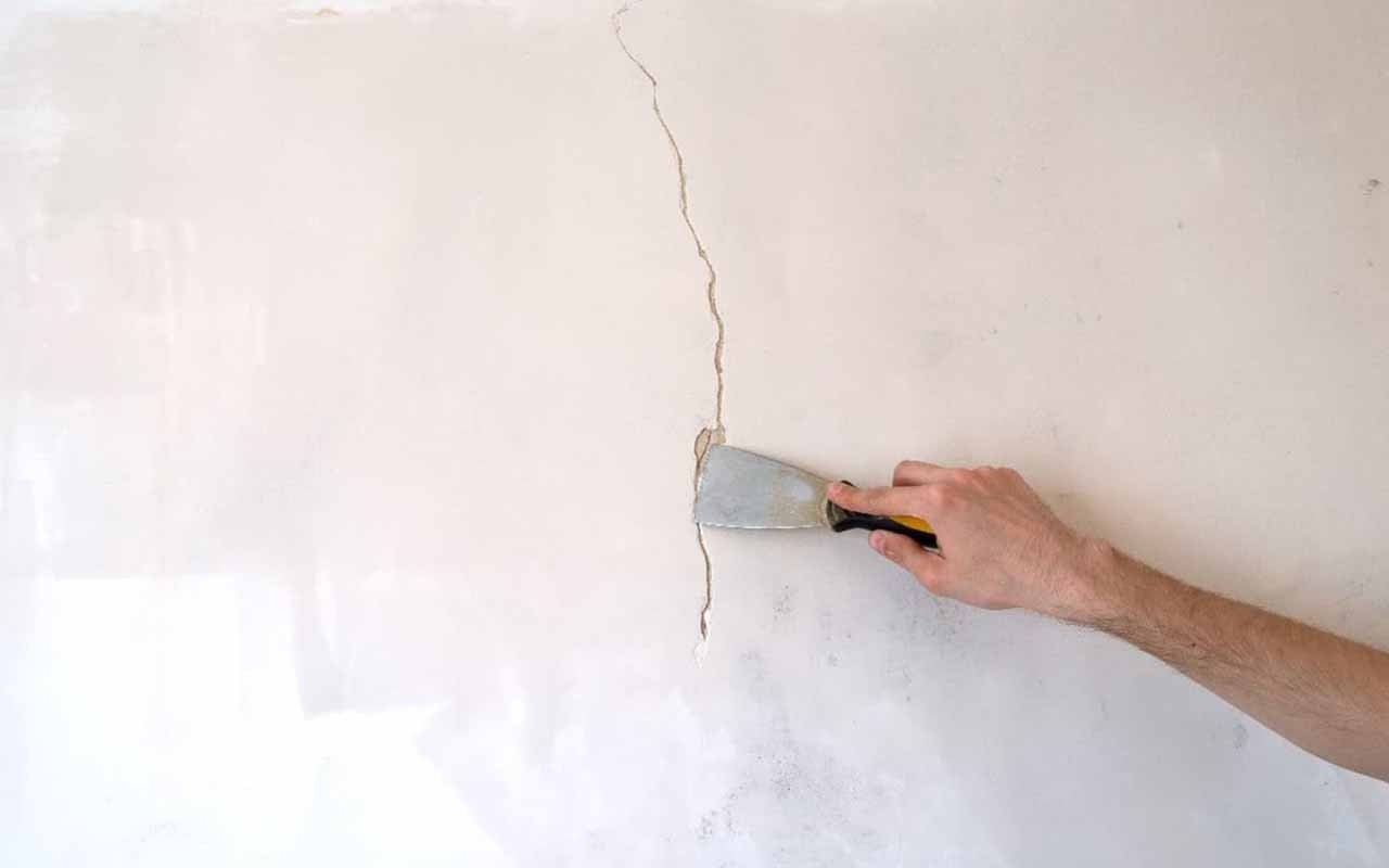 Ei ammoniakkia, ei valkaisuaineita: maalaustuote seinien kosteuden poistamiseen