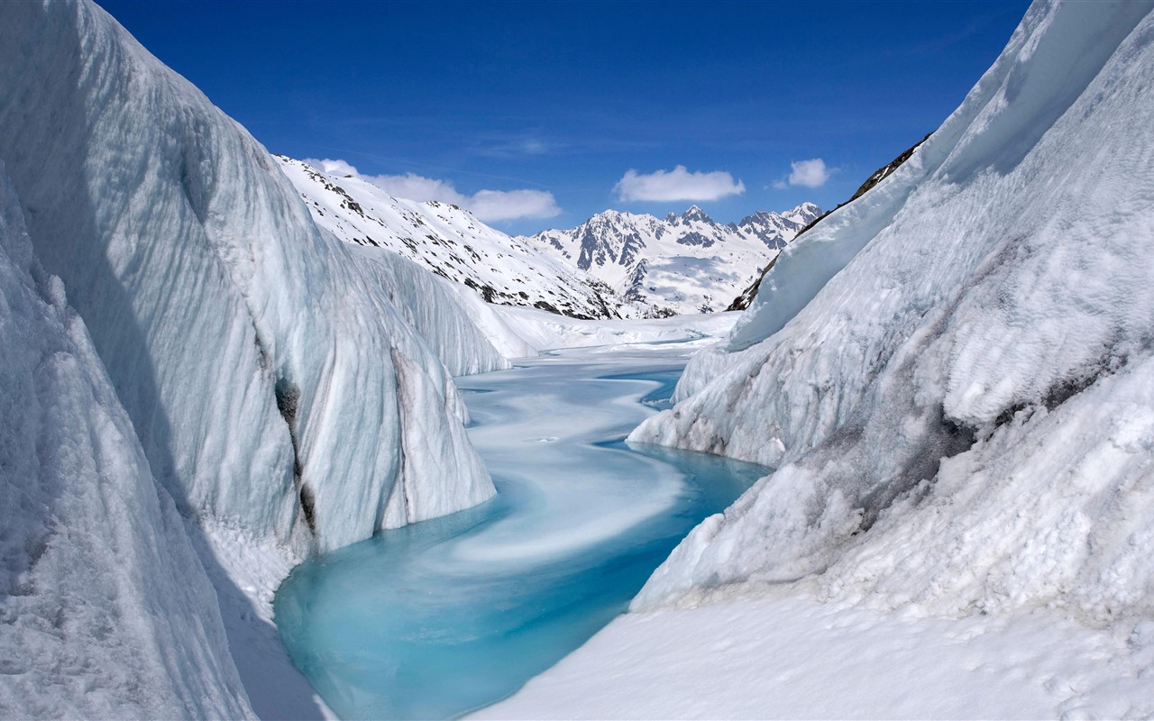 Kahden kuukauden aikana kahdeksan kilometriä jäätä katosi, ja tutkijat ovat yhtä mieltä vain yhdestä asiasta: tämä on syy huoleen.