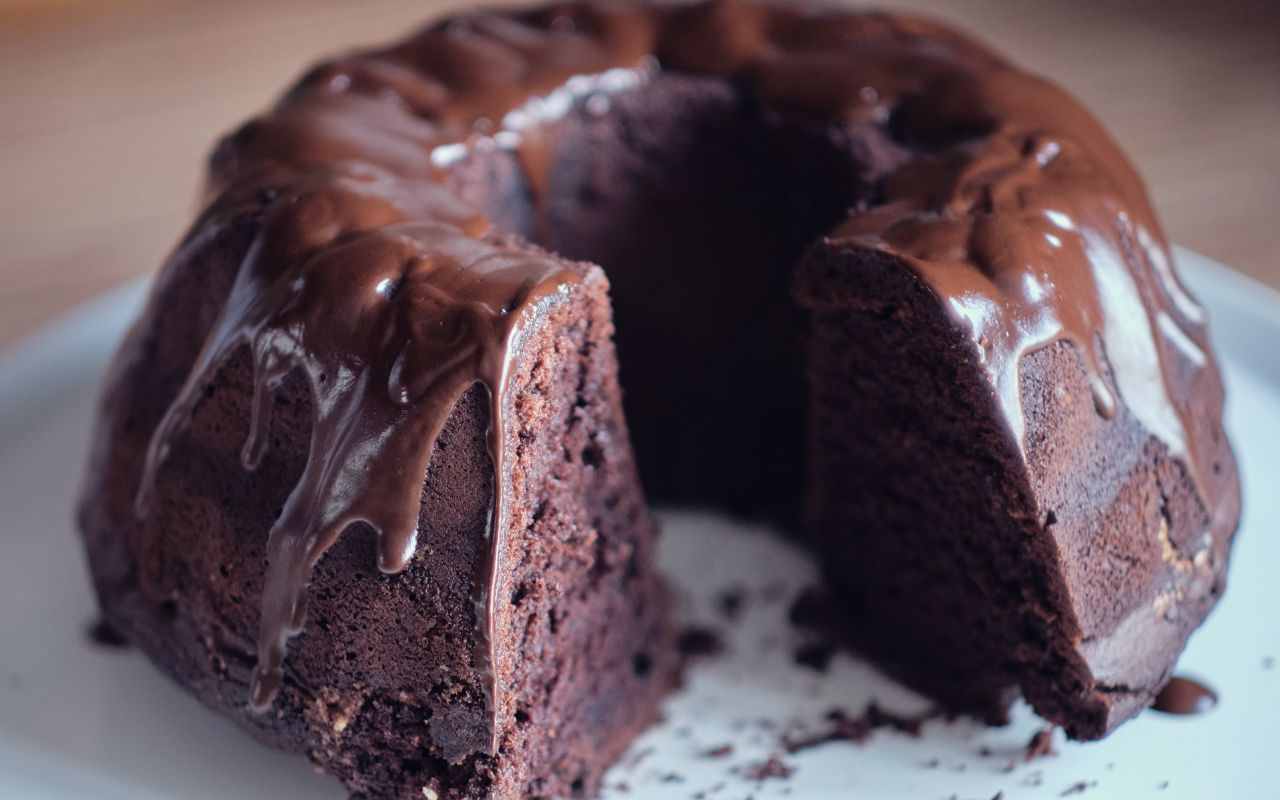 Kosteaa suklaakakkua kuorrutuksella ja pähkinöillä