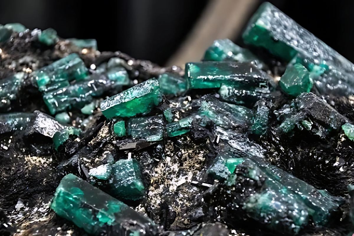 ”Kansallinen aarre”: Madagaskarin presidentin palatsista löydetty 300 kg painava smaragdi