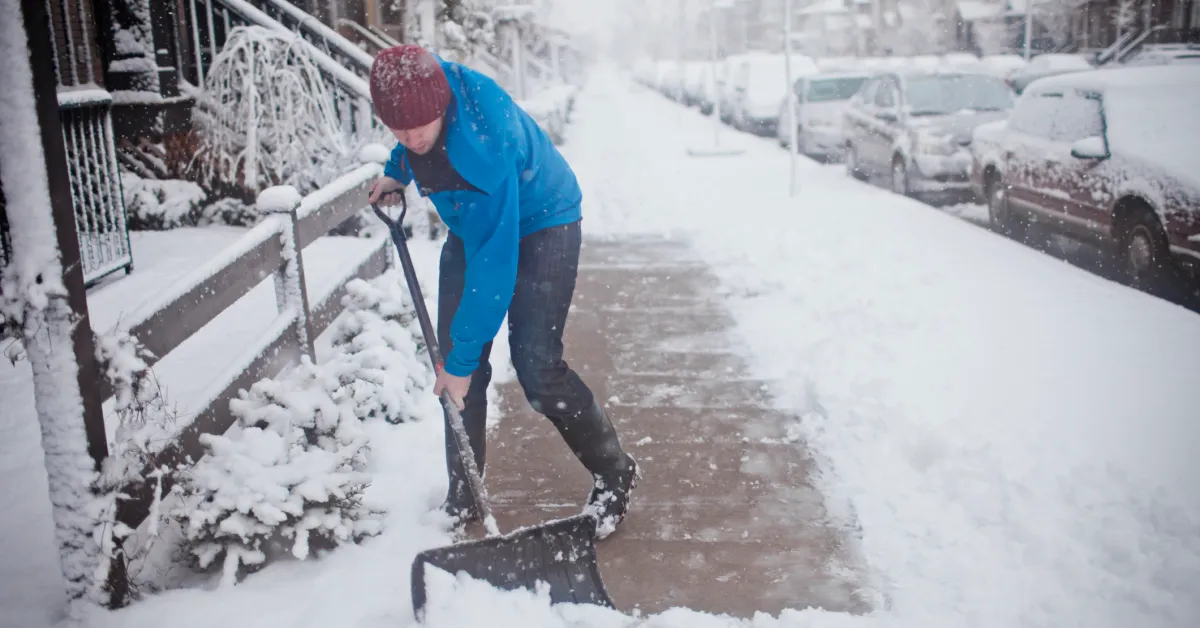 Luovu suolasta – voit poistaa jään ajotieltä edullisemmalla vaihtoehdolla